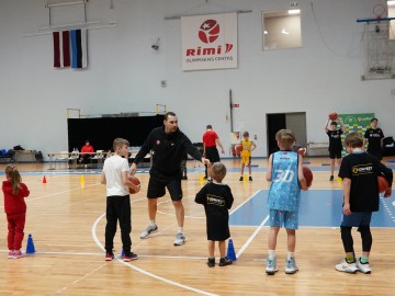 Тренування по баскетболу в рамках соціальної програми Євроліги One Team