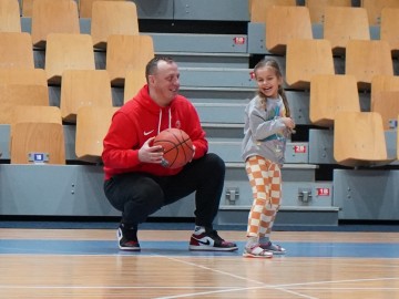 Тренування по баскетболу в рамках соціальної програми Євроліги One Team