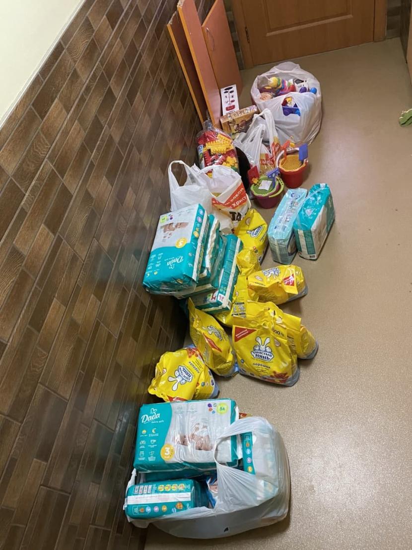 Фани СК "Прометей" привітали дітей центру соц. підтримки з новорічними святами