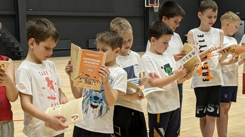 Наймолодшим вихованцям Академії "Прометея" подарували навчальні посібники