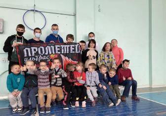 Фани СК "Прометей" привітали дітей Кам'янської спеціальної школи "Мрія" з новорічними святами