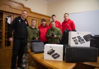 Гравці та тренери СК "Прометей" передали військовим шість сучасних квадрокоптерів 