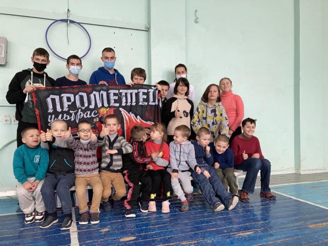 Фани СК "Прометей" привітали дітей Кам'янської спеціальної школи "Мрія" з новорічними святами