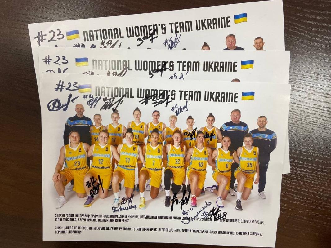 Розіграш постерів з автографами Ягупової та жіночої збірної України!  