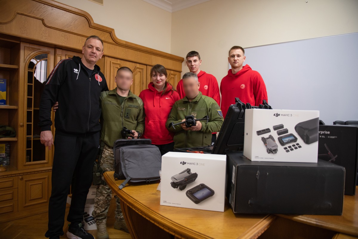 Гравці та тренери СК "Прометей" передали військовим шість сучасних квадрокоптерів 